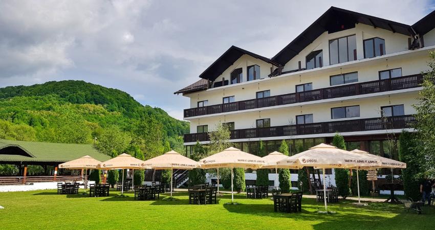 Curtea Casei Lăzăroiu